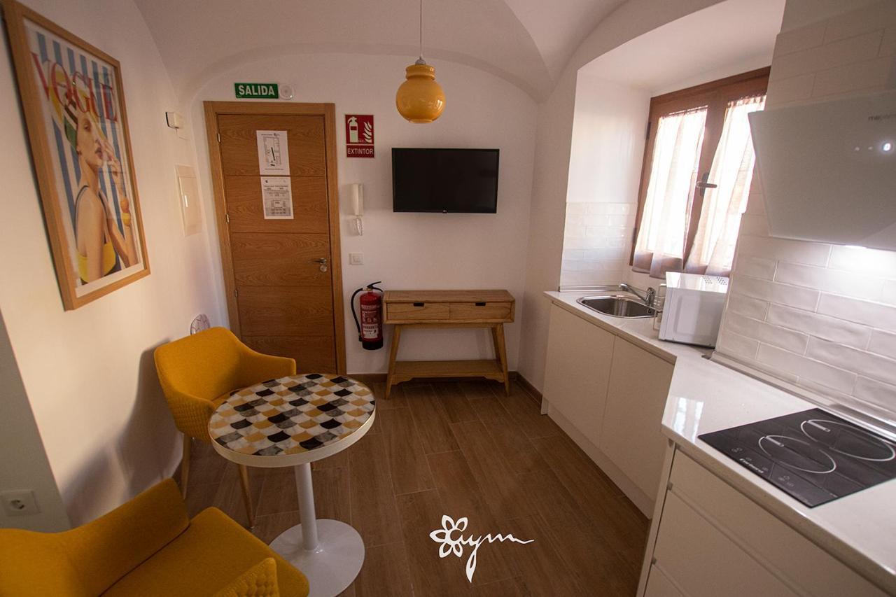 Apartamentos Turisticos Abrilymarzo Caceres Exterior photo