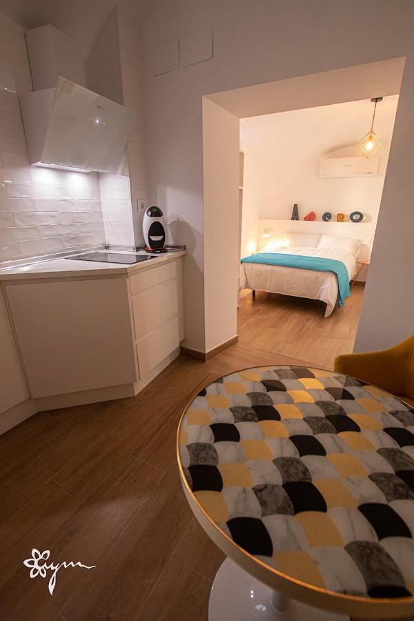 Apartamentos Turisticos Abrilymarzo Caceres Exterior photo